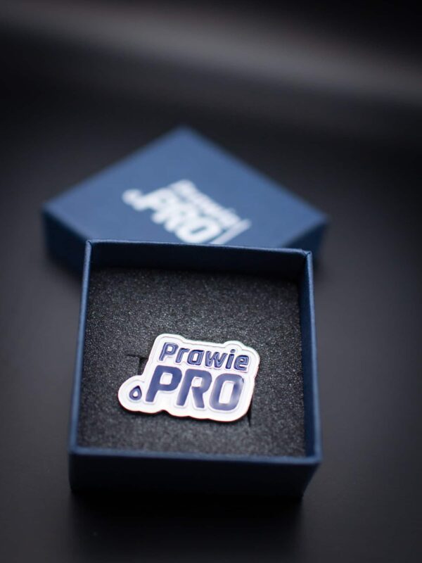 Odznaka Prawie.PRO ręcznie emaliowana w opakowaniu ozdobym