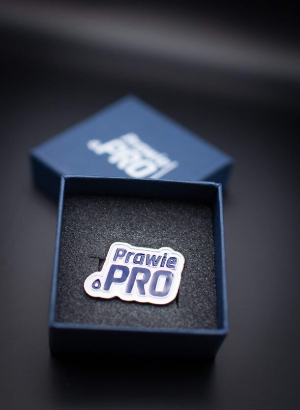 Odznaka Prawie.PRO ręcznie emaliowana w opakowaniu ozdobym