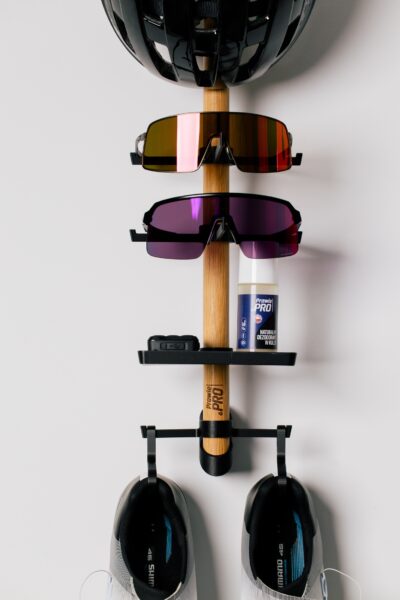 Dębowy wieszak na akcesoria rowerowe Prawie.PRO