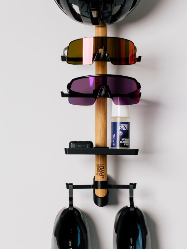 Dębowy wieszak na akcesoria rowerowe Prawie.PRO